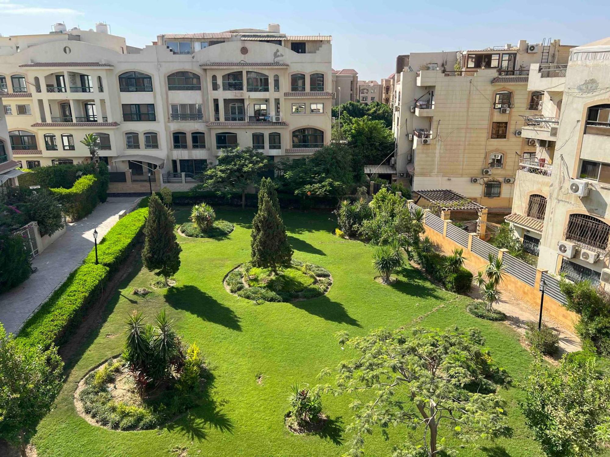Apartment Sunny Elegant 3br Near Auc New *